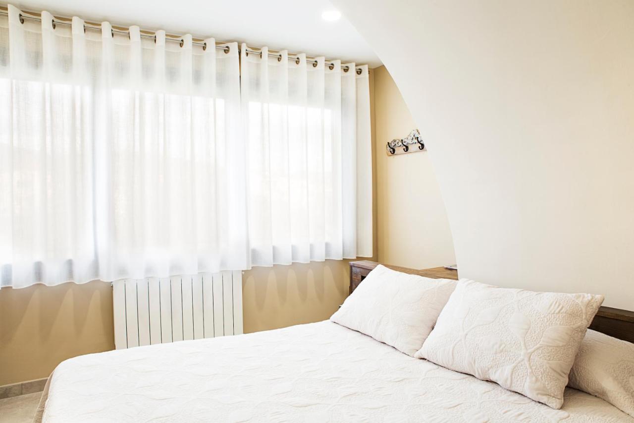 Habitacions Placa Major Санта Пау Екстериор снимка